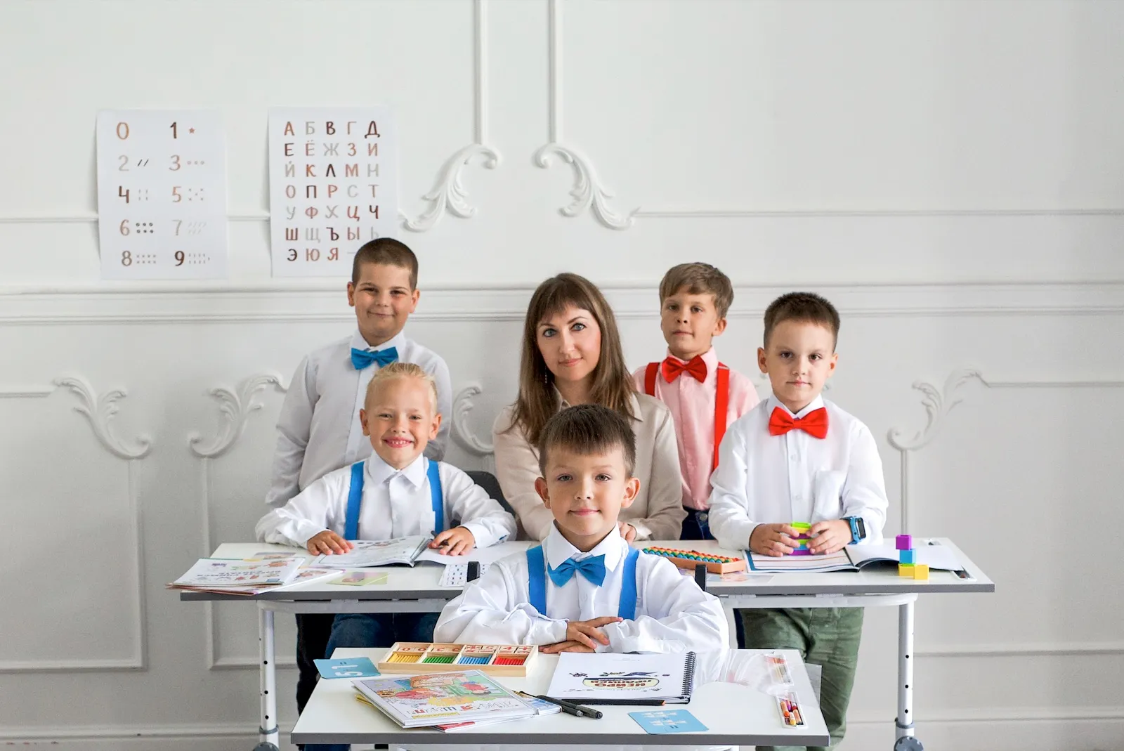 Педагог с учениками в классе