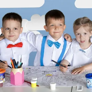 Четверо детей на синем фоне с облаками