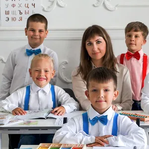 Ученики с педагогом на групповом фото в классе